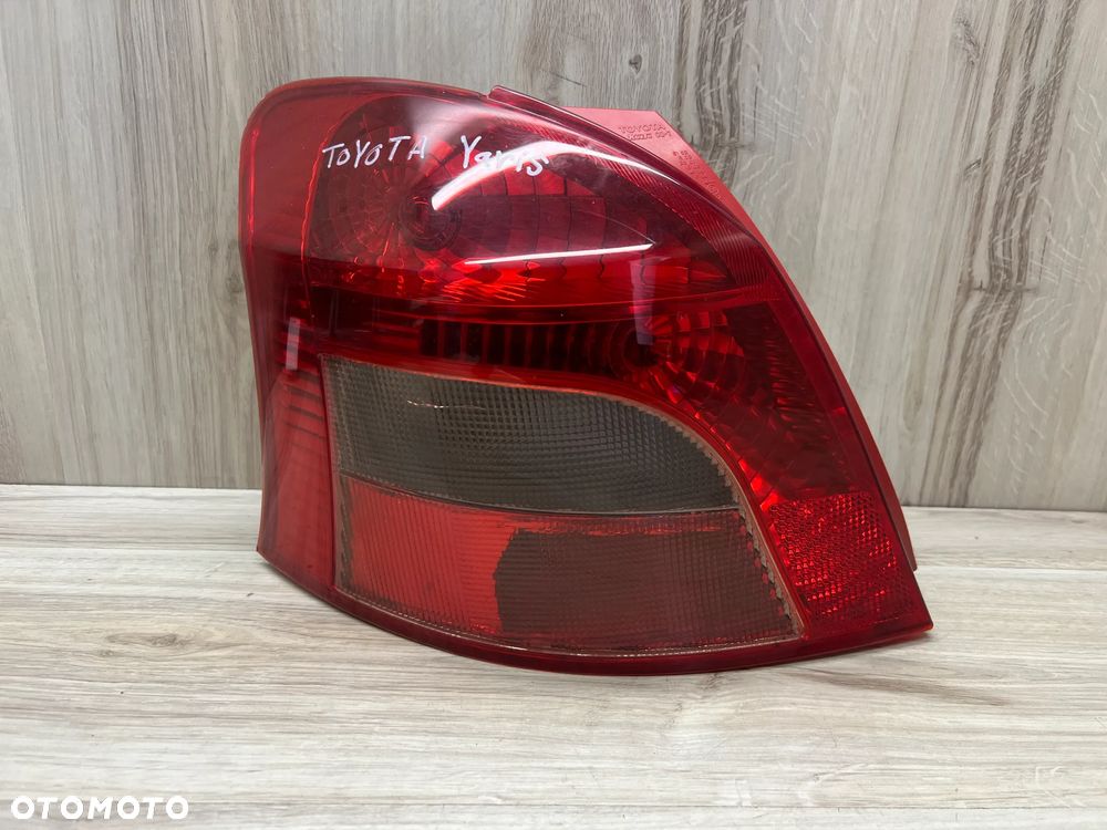 LAMPA TYLNA LEWA TOYOTA YARIS II - 1