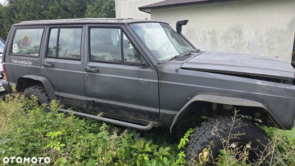Jeep Cherokee - 4