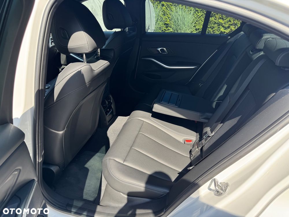 BMW Seria 3 320i M Sport - 16
