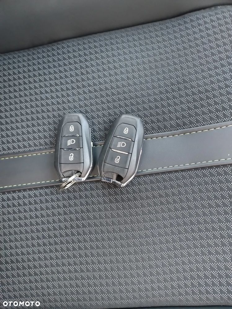 Peugeot 208 PureTech 100 EAT8 GT Pack - 11