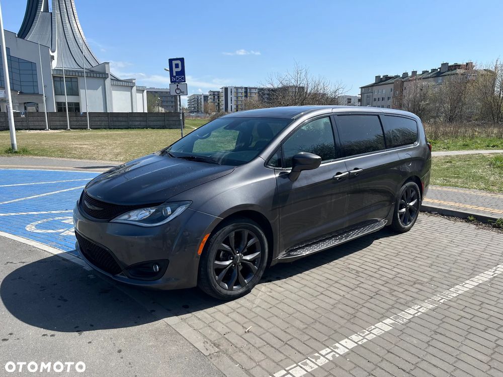 Chrysler Pacifica - 1