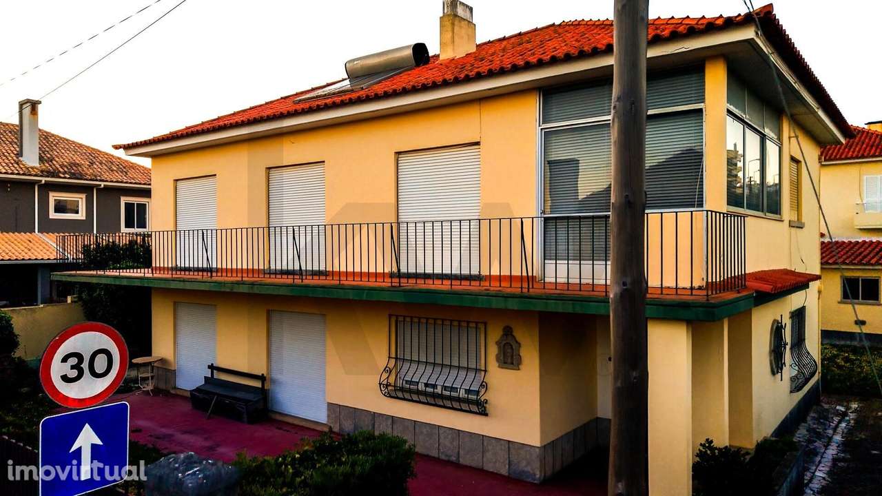 São destemidos e fãs de obras? Moradia T5 para remodelação em São João - Grande imagem: 4/54