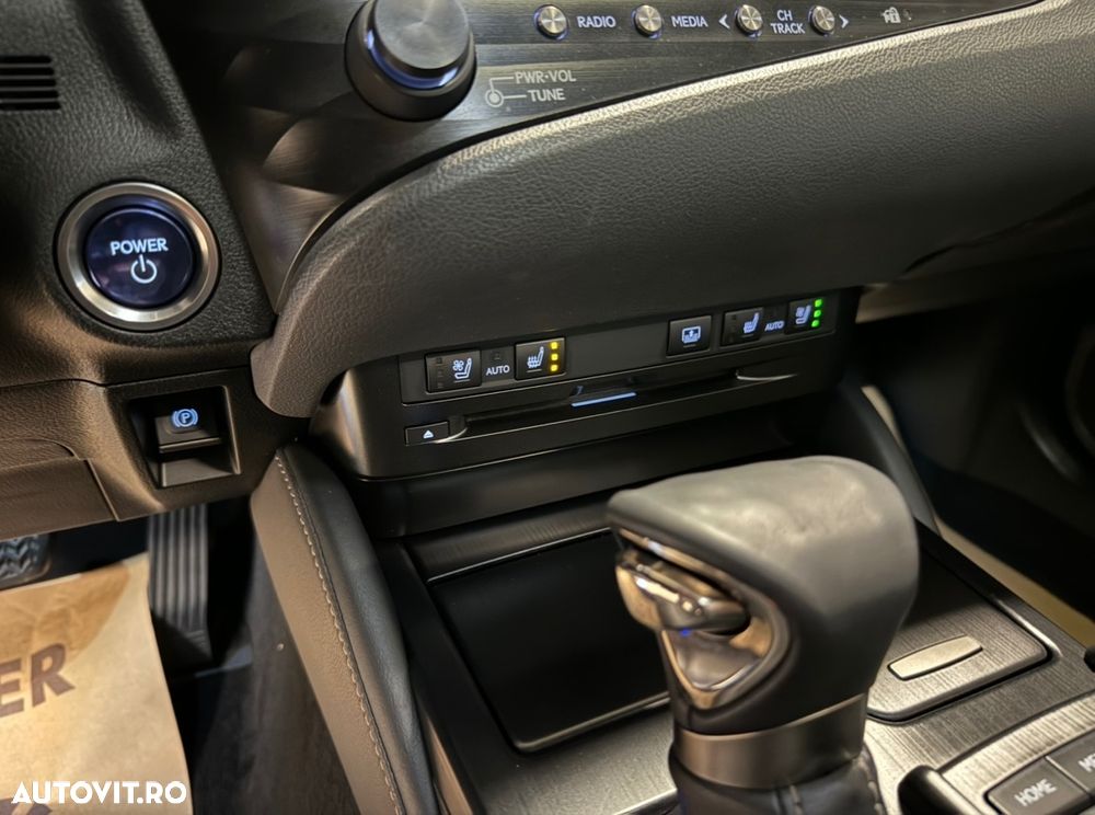 Lexus Seria ES 300h 2.5 TNGA HV 25H- 4X2 CVT Executive - 28