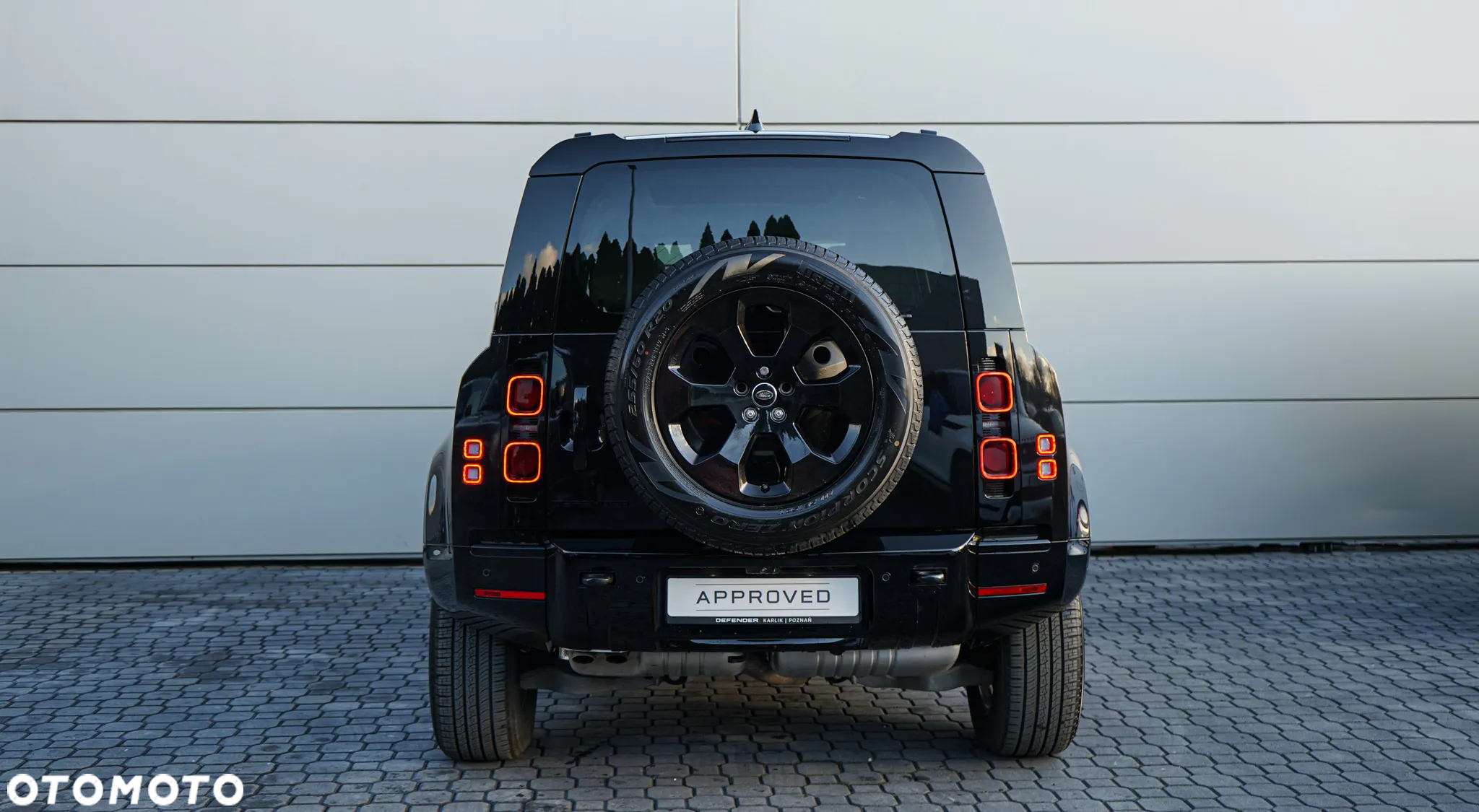 Land Rover Defender - 24
