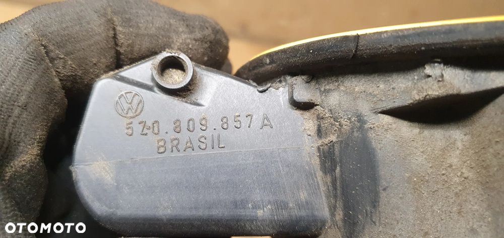 Klapka wlewu paliwa VW FOX 5Z0809857A LY1C - 6