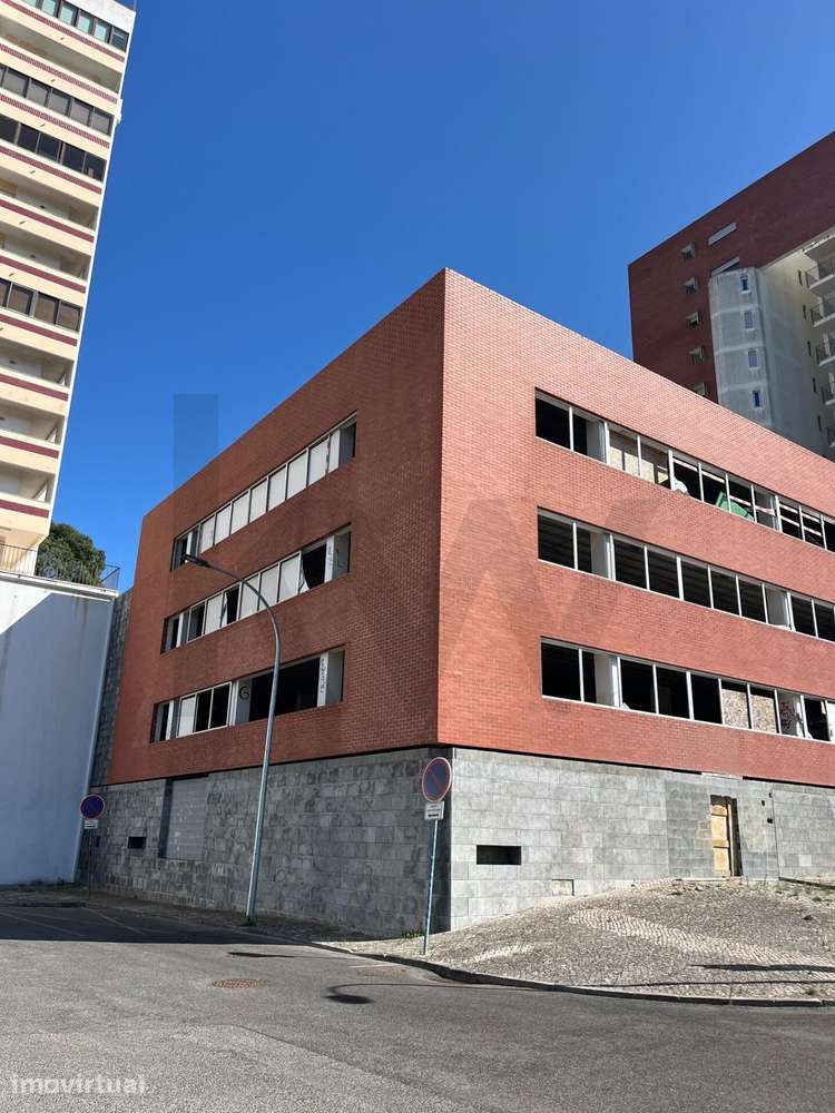 Terreno com Projeto Aprovado para Prédio de 39 Frações | Carnaxide - Grande imagem: 4/17