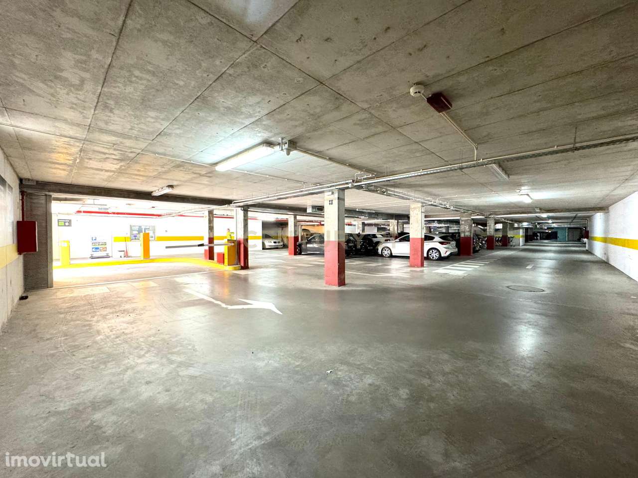 Parque de estacionamento com 108 lugares em São Mamede de Infesta, Mat - Grande imagem: 5/12