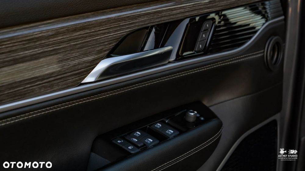 Jeep Wagoneer - 23