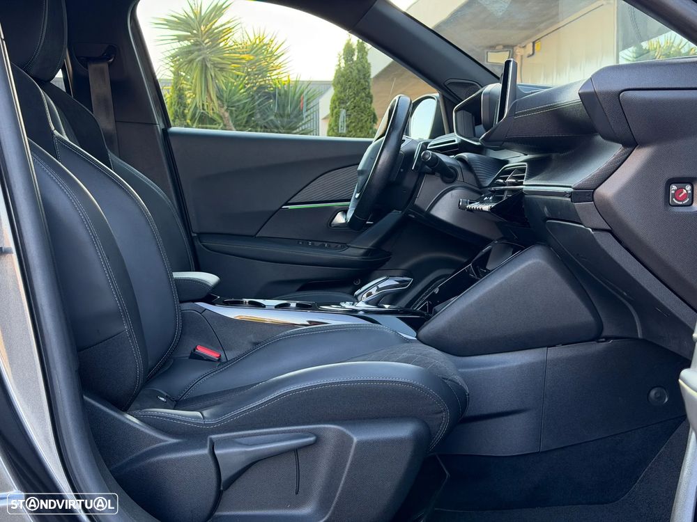 Peugeot 2008 PureTech 130 EAT8 GT - 12