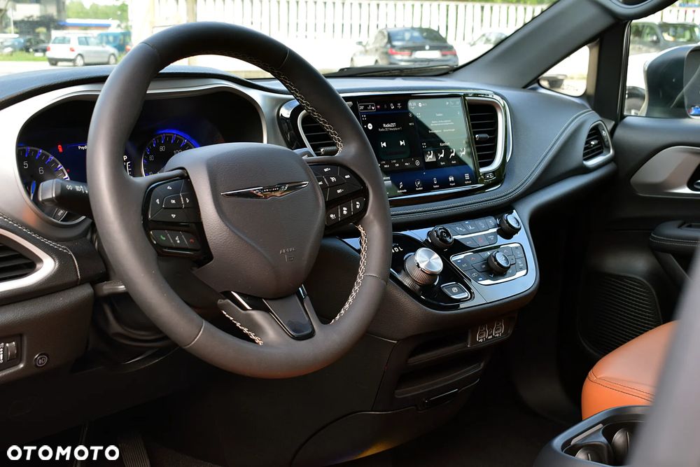 Chrysler Pacifica - 4