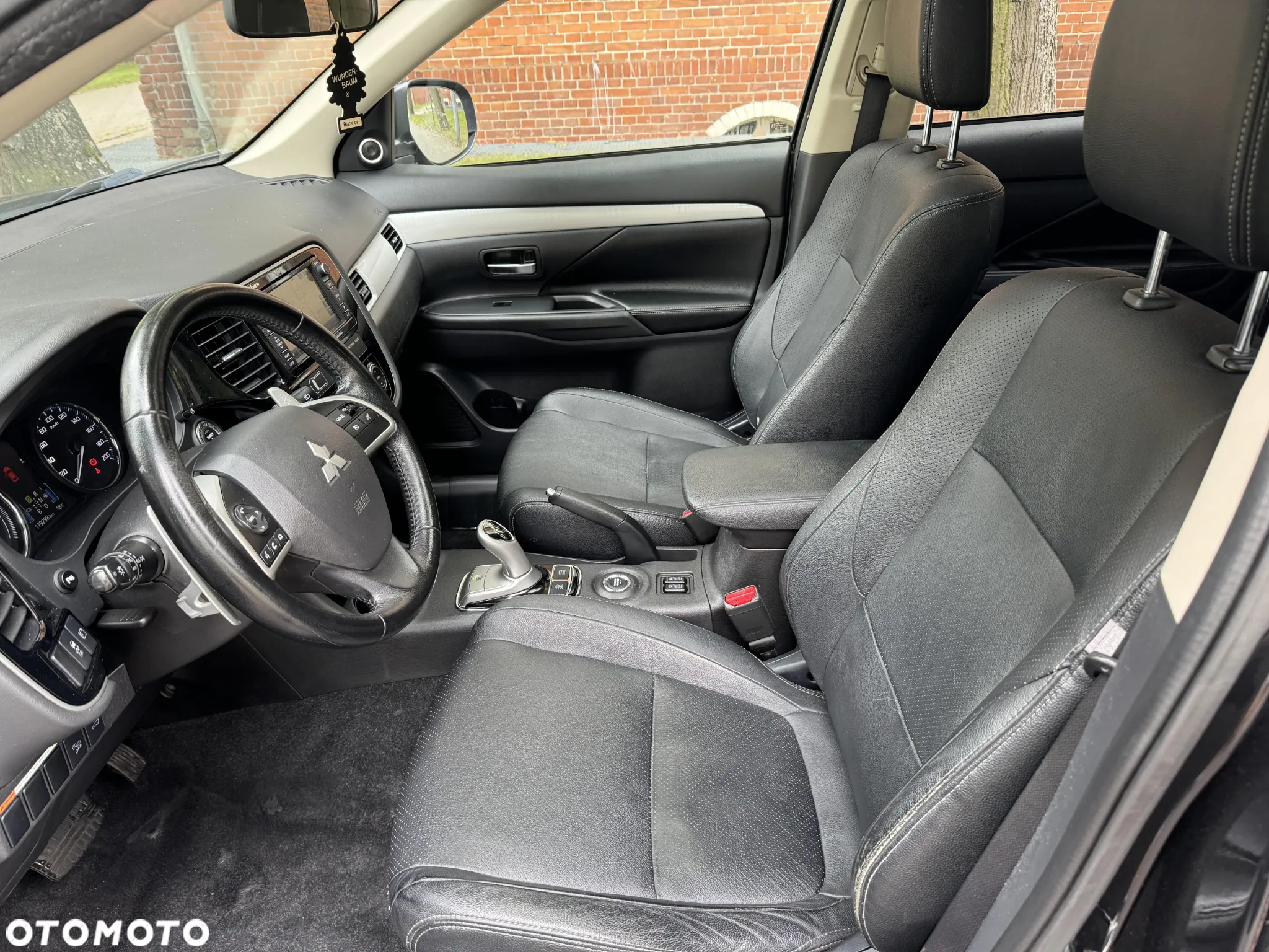 Mitsubishi Outlander 2.0 4WD Plug-In Hybrid - 13