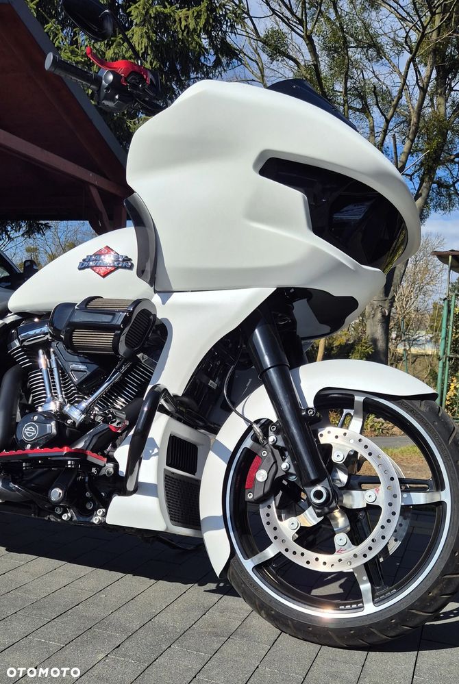 Harley-Davidson Touring Road Glide - 2