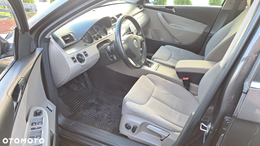 Volkswagen Passat 2.0 TDI DPF Highline - 29