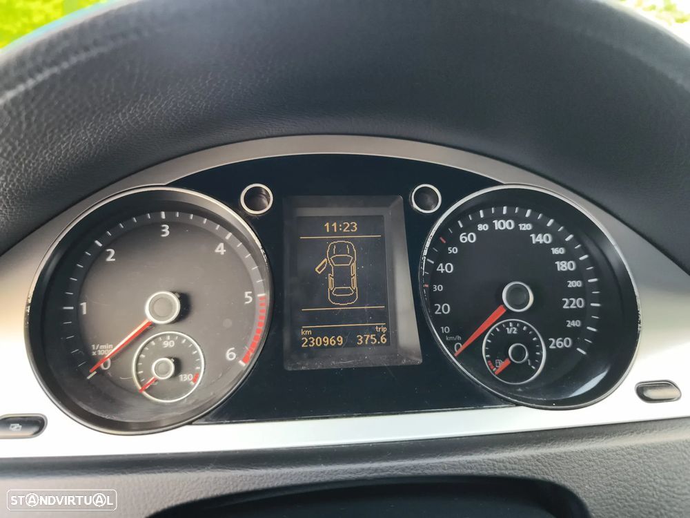 VW Passat 2.0 TDI Trendline BlueMotion - 22