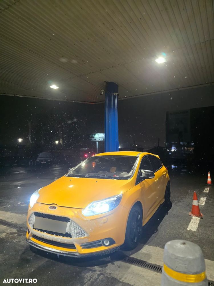 Ford Focus 2.0 Ecoboost ST - 9