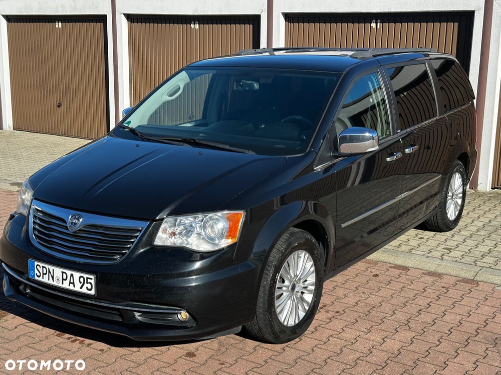 Lancia Voyager 2013 photo 2