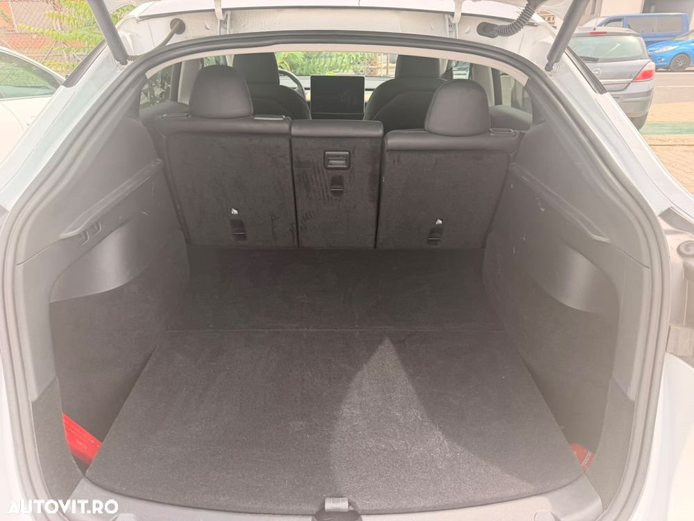 Tesla Model Y Long Range AWD - 10