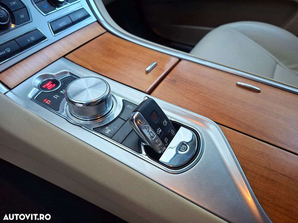 Jaguar XF 2.2D - 11