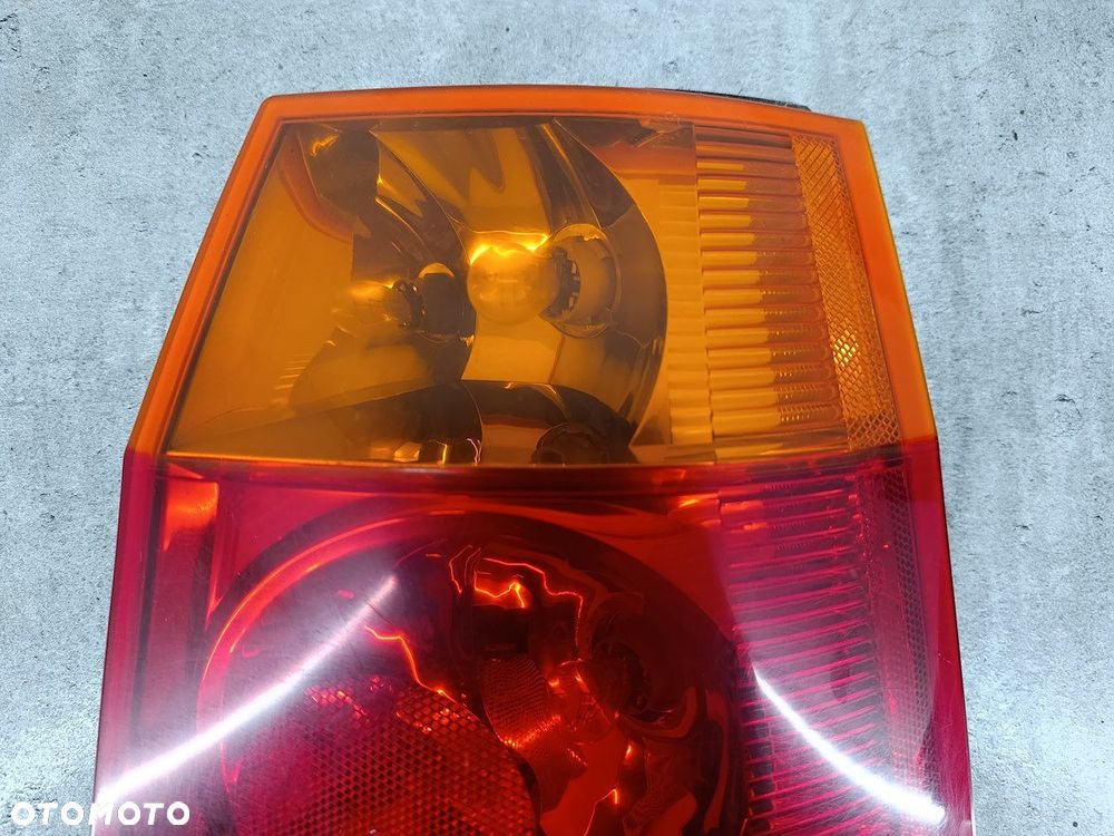 LAMPA TYLNA PRAWA CHRYSLER PACIFICA I - 4