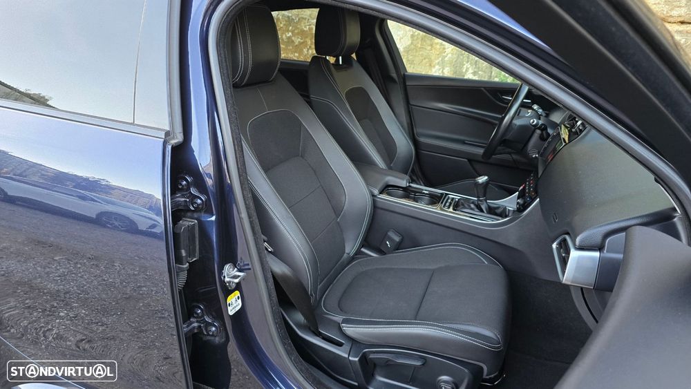 Jaguar XE 2.0 D R-Sport - 38