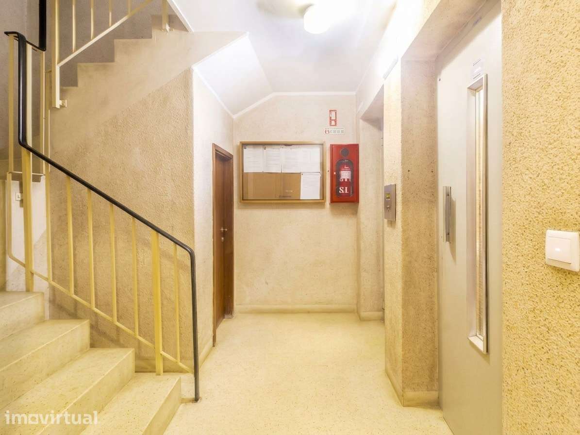 T2 REMODELADO COM GARAGEM E ARRUMOS | METRO À PORTA | SENHORA DA HORA - Grande imagem: 4/15