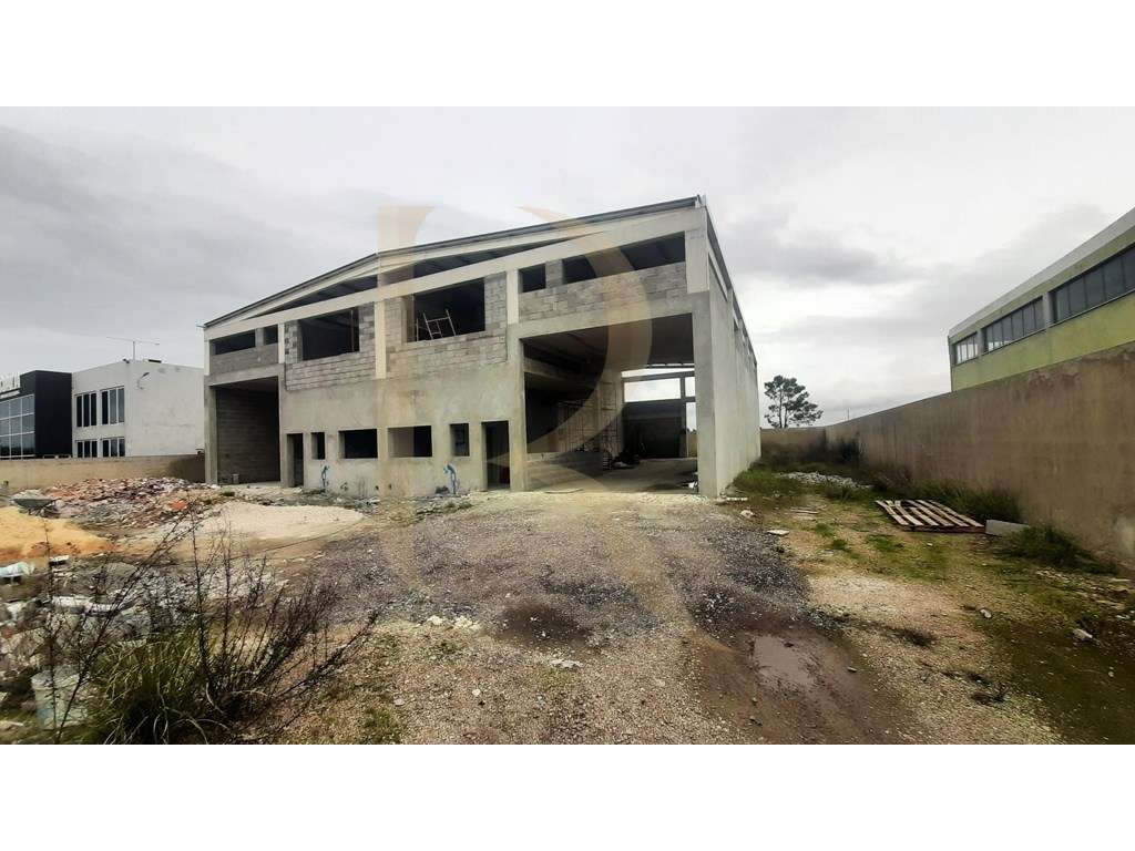 Armazém com logradouro em Pinhal de Frades - Casal do Marco