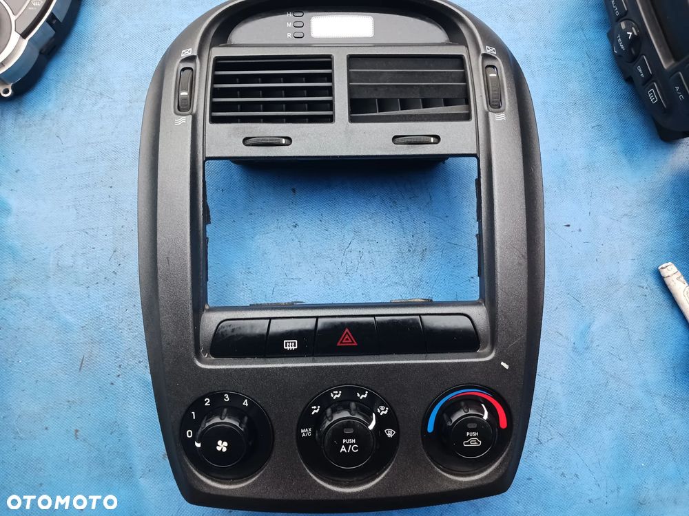 Panel klimatyzacji KIA CERATO 97250-2F000  nawiewu ramka środkowa konsola kratki nawiewu środek - 1