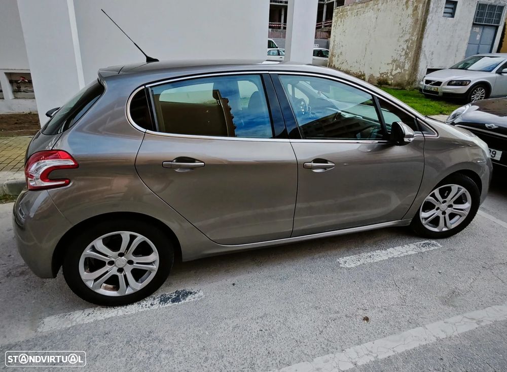 Peugeot 208 - 5