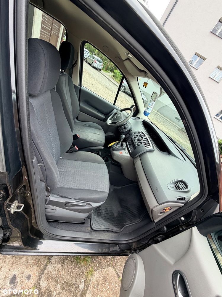 Renault Scenic 1.6 16V Infinity - 10