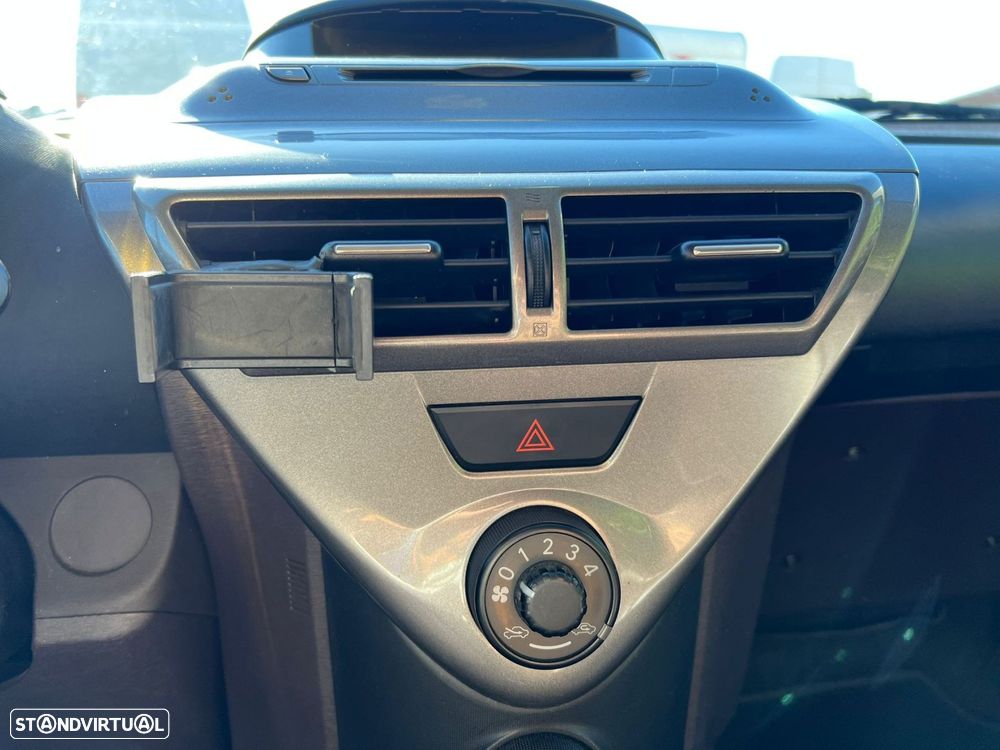 Toyota iQ 1.4 D-4D - 28