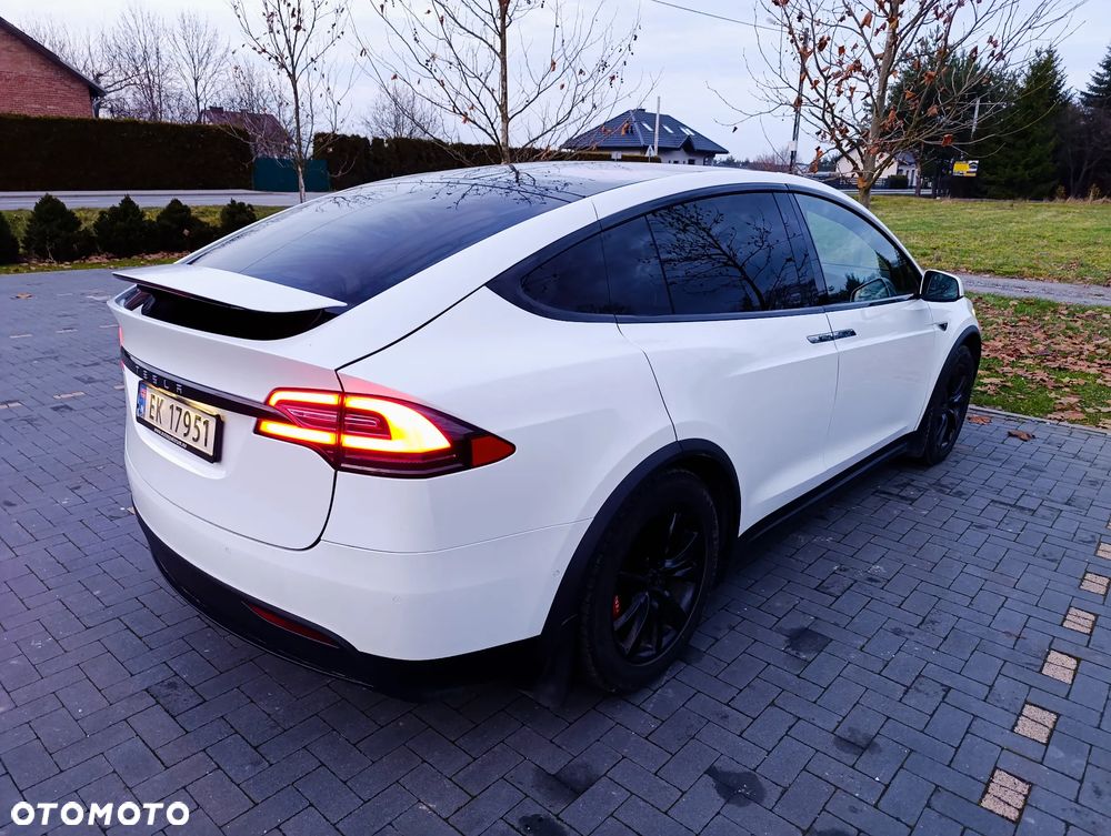 Tesla Model X - 14