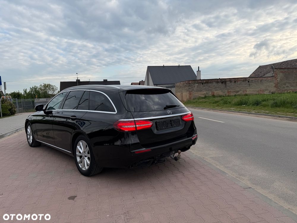 Mercedes-Benz Klasa E 220 d 4Matic 9G-TRONIC Avantgarde - 4