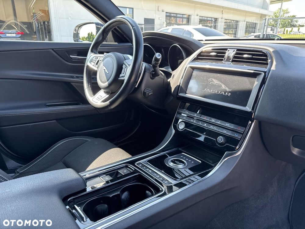Jaguar XE - 25