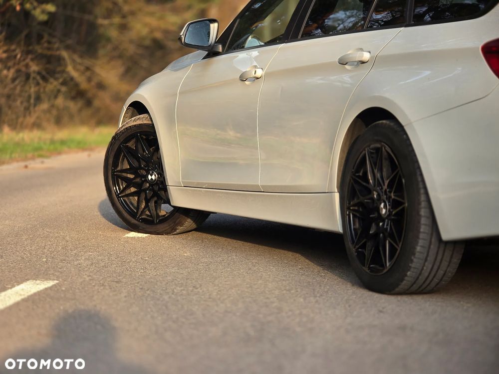 BMW Seria 3 320d Sport Line - 36