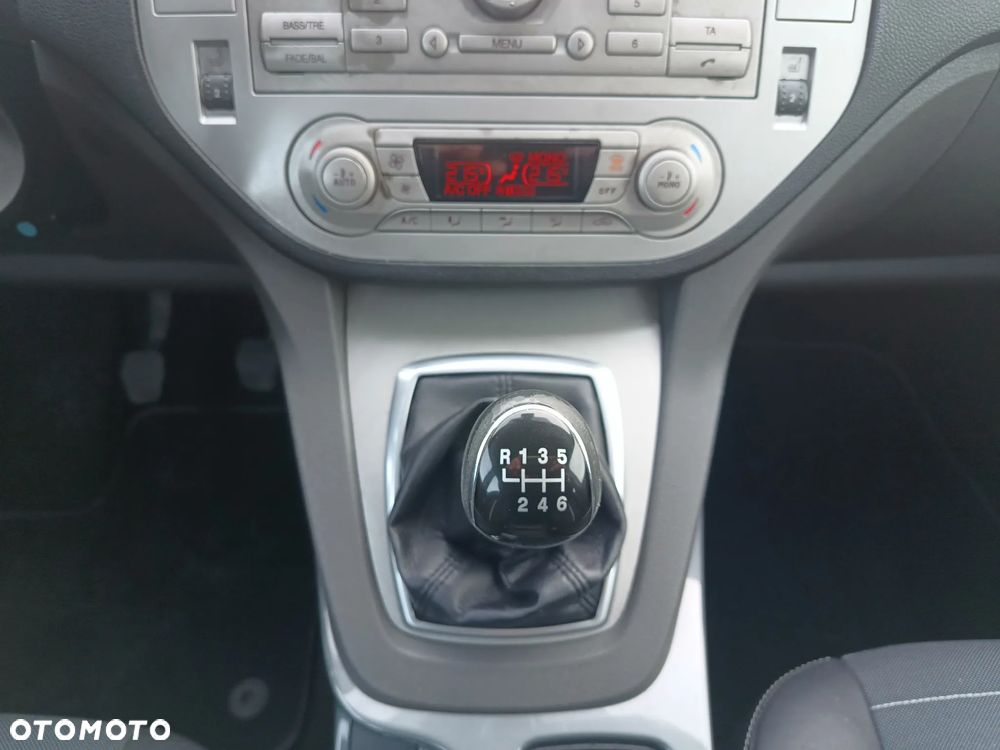 Ford Kuga 2.0 TDCi 2x4 Titanium - 18