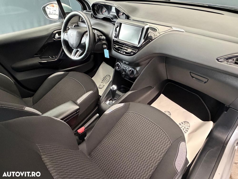 Peugeot 208 1.2 L PureTech ETG Allure - 5