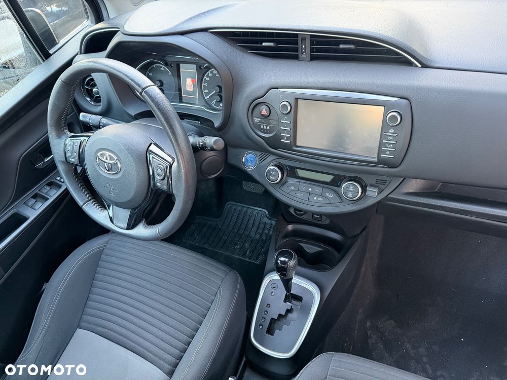 Toyota Yaris Hybrid 100 Terra - 16