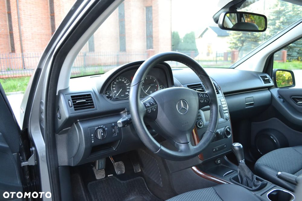 Mercedes-Benz Klasa A 170 BlueEFFICIENCY Elegance - 17