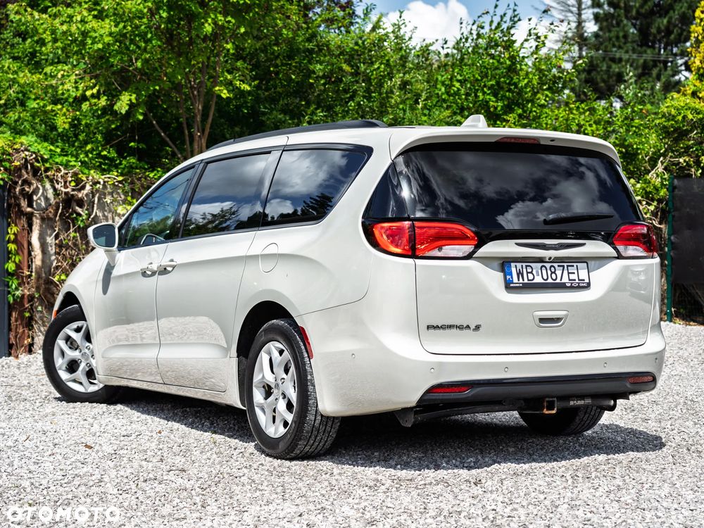 Chrysler Pacifica - 5
