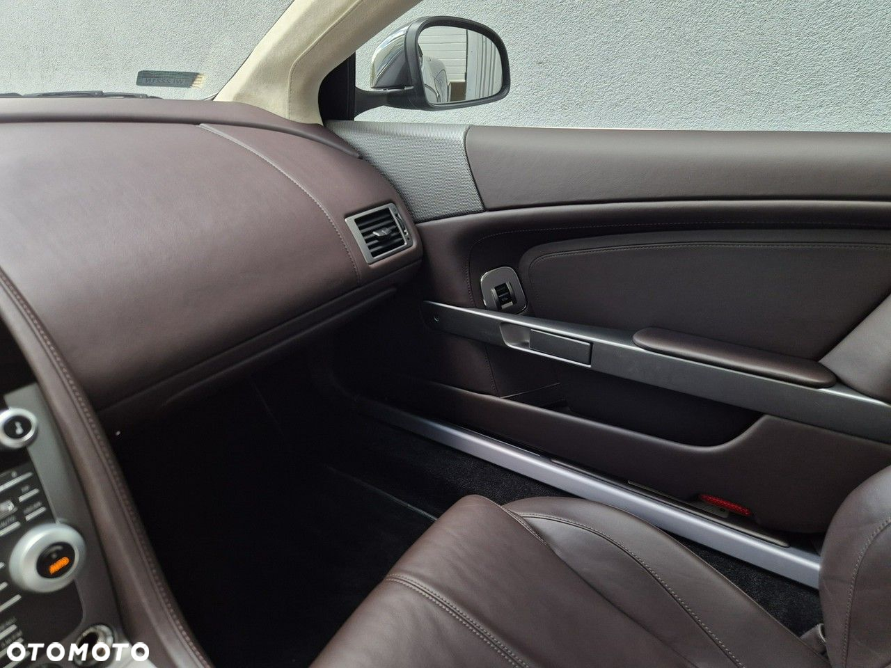 Aston Martin DB9 - 36