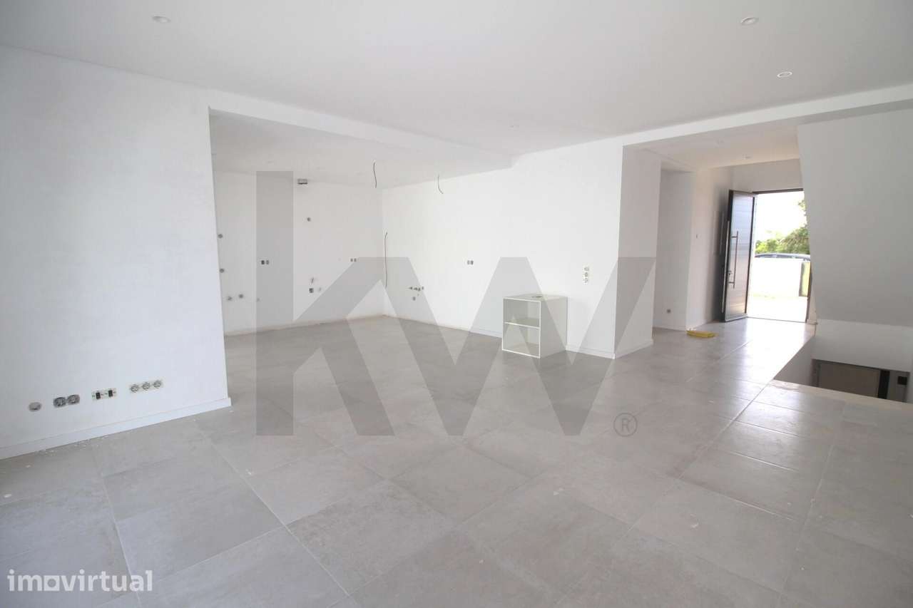 MORADIA T3, NOVA, CONTEMPORÂNEA, PERTO DA PRAIA, GARAGEM, ARMAÇÃO DE P - Grande imagem: 3/25