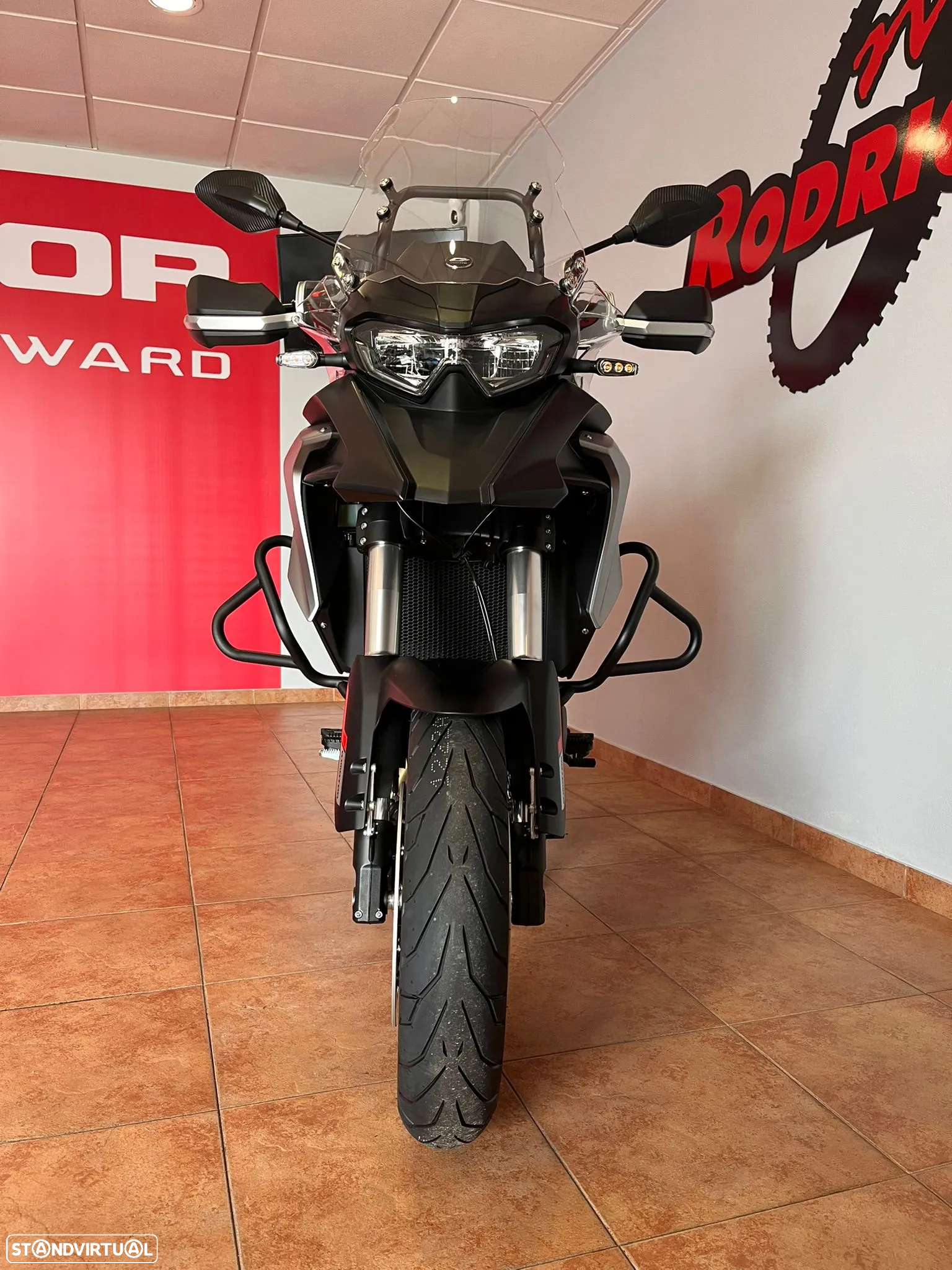 QJ Motor SRT 700 - OFERTA 3 MALAS ALUMÍNIO + EQUIPAMENTO - 2