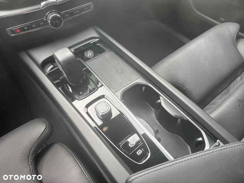 Volvo XC 60 B5 B AWD Plus Dark - 16