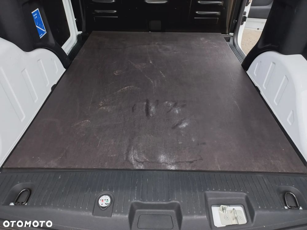 Ford Transit Courier - 19