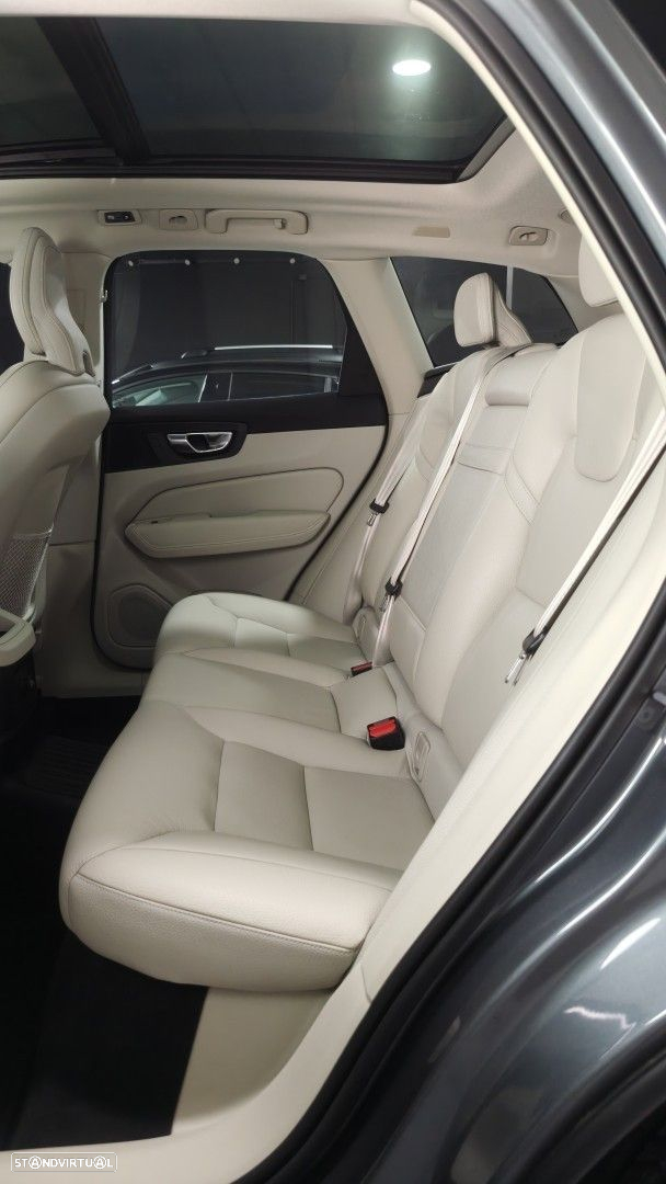 Volvo XC 60 2.0 T8 PHEV Momentum Plus AWD - 25