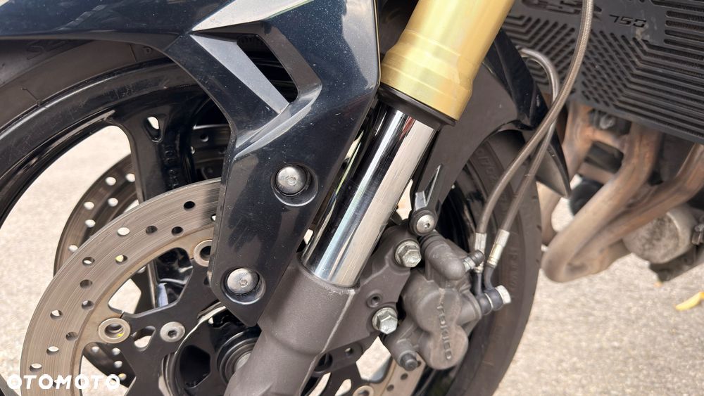 Suzuki GSR - 12