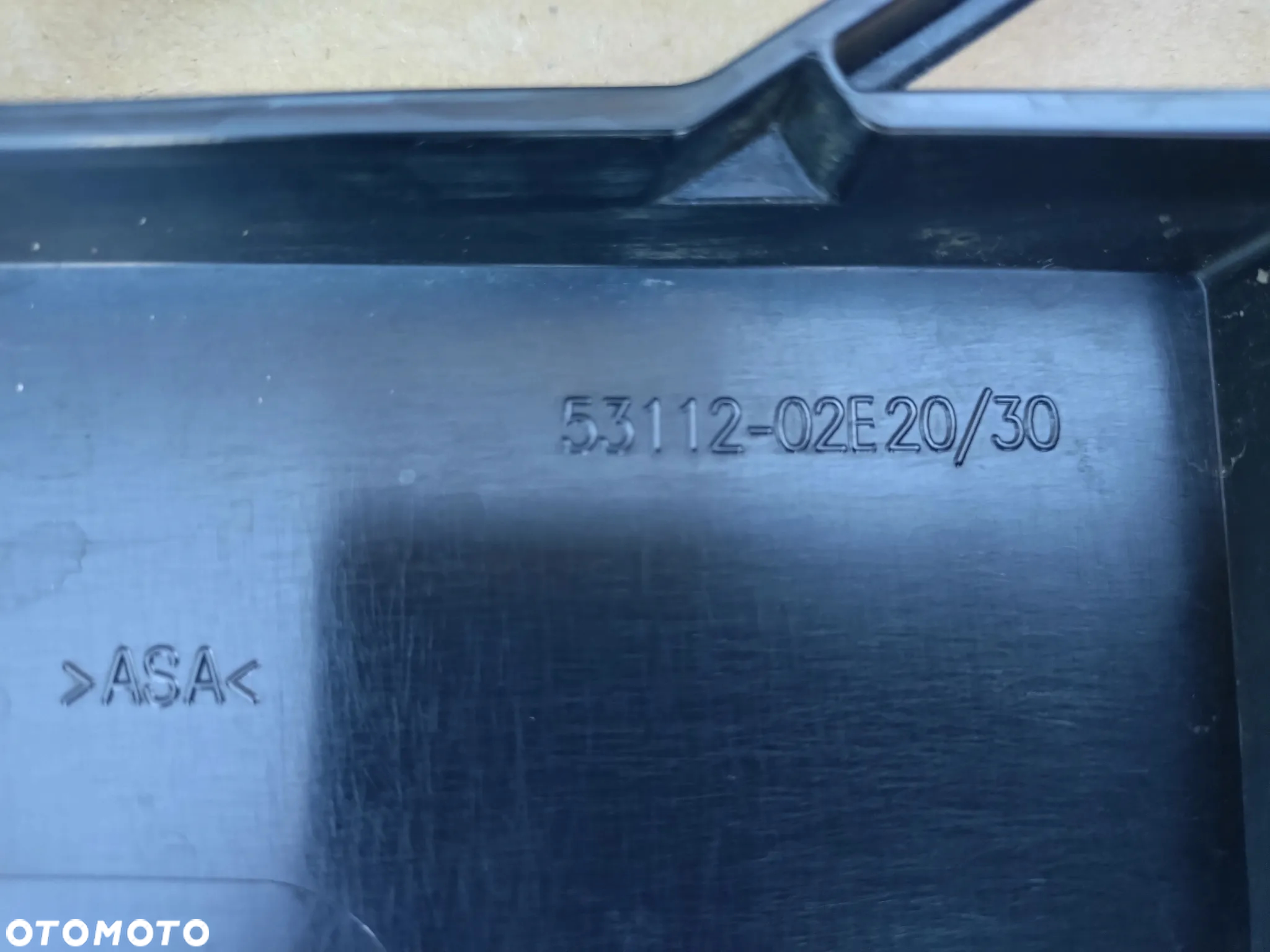 TOYOTA COROLLA E21 LIFT 23- 53112-02E20 / 30 KRATKA GÓRNA W ZDERZAK PRZÓD! ORYGINAŁ! - 16