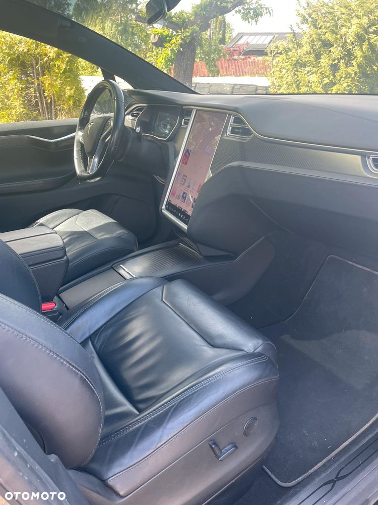 Tesla Model X - 21