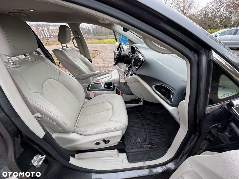 Chrysler Pacifica - 12