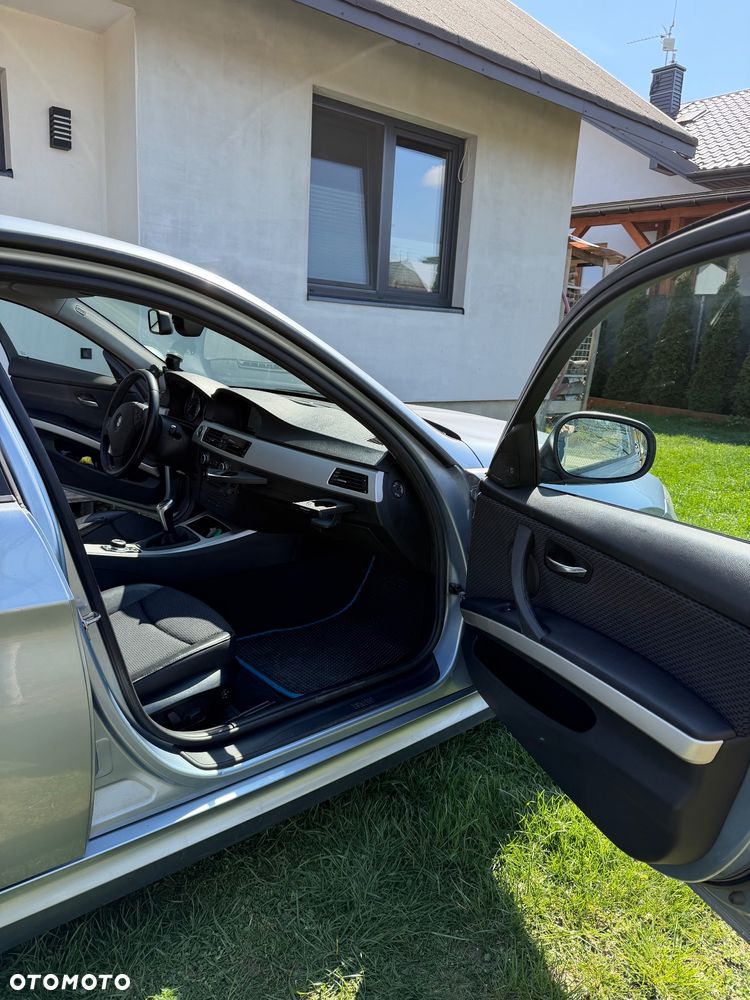 BMW Seria 3 320d DPF Efficient Dynamics Edition - 16